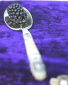 Brombeeren auf Silberlöffel