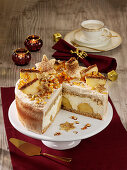 Weihnachtliche Bratapfeltorte mit Nüssen und Karamellsplittern