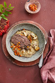 Wildschweinbraten auf Steinpilz-Risotto mit eingelegten Vogelbeeren