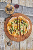 Toskanische Schiacciata mit Zucchini und Taggiasca-Oliven