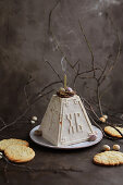 Pashka (polnisches Osterdessert) mit gelöschter Kerze