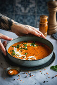 Tomaten-Linsen-Suppe mit Sahne und Petersilie