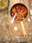 Geröstetes Blumenkohlragout mit Tomaten, Chili und Kapern