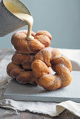 Geflochtene Donuts mit Kaffeesauce