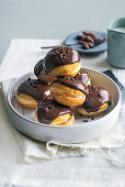 Mini-Krapfen mit Kastaniencreme und Schokoladenglasur