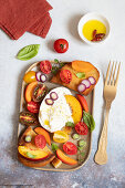 Salat mit Mozzarella, Tomaten, Pfirsichen und Aprikosen