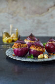 Rote Zwiebeln mit Salsiccia-Parmesan-Füllung