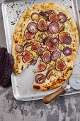 Pizza with caramelised red onions and figs