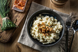 Halusky - slowakische Kartoffelgnocchi mit Brimsenkäse, Speck und Schnittlauch