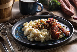 Halusky - slowakische Kartoffelgnocchi mit Brimsenkäse, Speck, Wurst und Schnittlauch