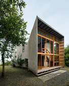 Haus mit moderner Holz- und Betonfassade in ländlicher Umgebung
