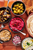 Rote-Bete-Hummus, gegrillte Auberginen mit Baharat, Baba Ganoush