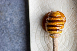 Honig auf einem Honigheber