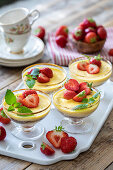 Vanille-Mohn-Creme mit Erdbeeren