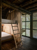 Schlafraum mit Etagenbetten, Bambuskonstruktion und Holzverkleidung