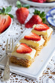 Muesli cake with vanilla topping and strawberries