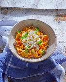 Tagliatelle mit Burrata, Tomaten, Oliven und Pinienkernen