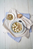 Blumenkohlsuppe mit Cannellini-Bohnen und Sprossen