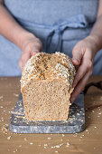 Vollkornbrot mit Haferflocken