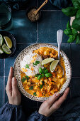 Hähnchencurry mit Reis, Koriander und Limettenspalten