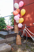 Luftballon-Deko für die Gartenparty