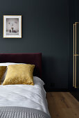 Elegant gestaltetes Schlafzimmer mit dunklen Wänden und goldenen Akzenten
