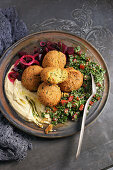 Falafel mit Taboulé, Hummus und gepickelter Rote Bete