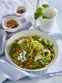 Spaghetti mit Basilikum-Pesto, Pistazien und Hüttenkäse