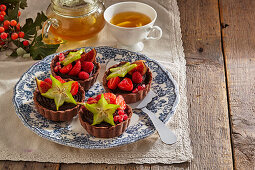 Chocolate tartelettes with strawberries, raspberries and carambola