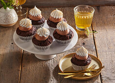 Schokoladen-Cupcakes mit Marshmallow-Haube