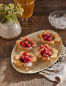 Blütentörtchen mit Schokoladencreme und Johannisbeeren