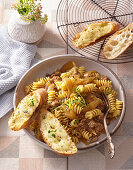 Fusilli with minced beef, onions and Gouda cheese with garlic bread
