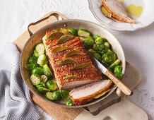 Gebratener Schweinebauch mit Lorbeerblättern und Rosenkohl