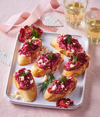 Crostini mit Rote-Bete-Aufstrich, Ziegenkäse und Dill