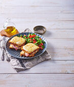 Croque Monsieur mit Béchamelsauce und Tomaten-Feldsalat