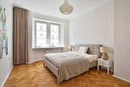 Schlafzimmer in Drei-Zimmer-Wohnung mit Fischgrätenparkett, Powisle, Warschau