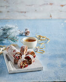 Weihnachtliche 'Salami' aus Schokolade mit Rum und Trockenfrüchten