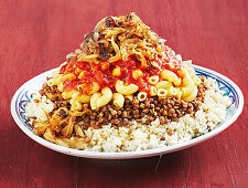 Ägyptisches Koshari mit Reis, Kichererbsen, Linsen und Nudeln