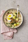 Zurek – polnische Sauerteigsuppe mit Kartoffeln, Hackfleisch und Ei
