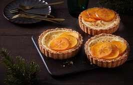 Persimmon cream tartelettes with hazelnuts and oat flakes