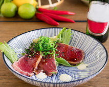 Thunfisch-Tataki mit Wakame-Algen und Sesam