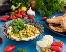 Hummus with chickpeas, parsley and flatbread