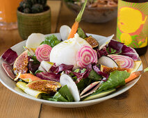 Colourful vegetable salad with burrata and figs
