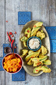 Avocado- und Brokkoli-Pakoras mit Kürbisstampf und Kokoschutney