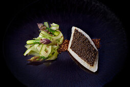 Gebratenes Petersfischfilet mit Kaviar, Spargel und Zucchinistreifen