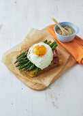 Strammer Max 'de luxe' with green asparagus, pastrami and creamed beans