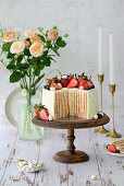 Erdbeertorte mit Vanille-Quark-Creme, Macarons und frischen Beeren