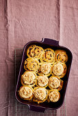 Peanut Rolls mit Erdnusscreme-Topping