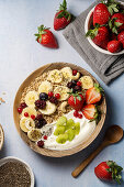 Müsli mit Joghurt, frischen Früchten und Chiasamen