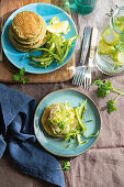 Pancakes mit Robiola-Käse und mariniertem Spargel